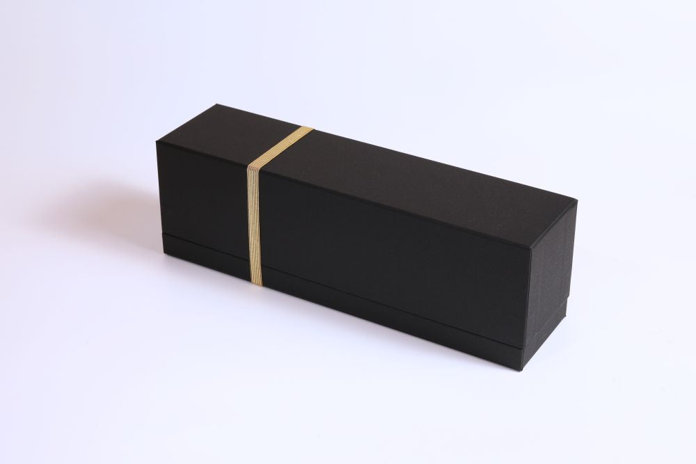 <br class="sp-none">明神館オリジナル<br class="sp-none">ドライフルーツのパウンドケーキ